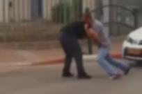  فيديو: صراع بالأيدي بين مفتش بلدية اللد ومواطن روسي 